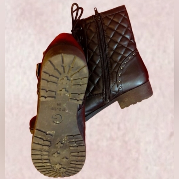 GUESS BLACK QUILTED COMBAT BOOTS SIZE 9M - STYLISH AND EDGY. - Picture 4 of 4